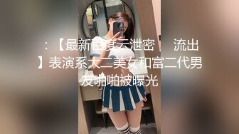 【新片速遞 】 一身黑装卷发红唇少妇❤️丰腴饱满的粉逼开了一个小小的圆洞[97M/MP4/00:51]