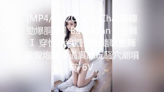 蜜桃臀黑丝美腿，学生制服摇摆诱惑，全身粉嫩假屌骑坐