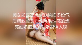 邪恶的房东暗藏摄像头偷窥两个好身材的美女洗完澡换衣服 (4)