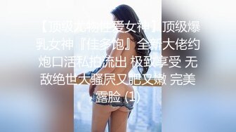 大奶少妇寂寞的不得了又摸奶子又抠逼，湛着淫水用嘴舔，样子好骚大黑牛摸擦骚逼高潮给狼友看喷水不要错过