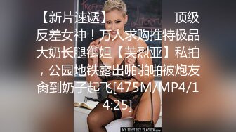 剛生完寶寶的爆乳美嬌妻和老公婚床上啪啪,床頭墻上還掛著結婚照