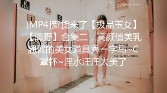 《绿帽淫妻㊙️新瓜速吃》淫荡女人的终极梦想，自己被老公蒙上眼睛，岔开双腿躺着，房间里一群男人排着队，而自己老公在旁边看着