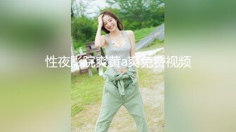 娇小美妞沙发上吃着巨屌