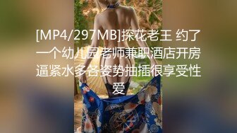 【抖音闪现】不经意的走光，小少妇家中练习倒立，不小心露奶，慌忙中害怕被封