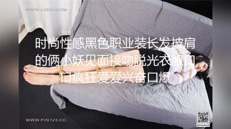 ❤F罩杯八字巨乳女神，吊带小背心，大奶呼之欲出，换上睡衣揉奶摸穴，粉嫩大乳晕，给炮友打飞机