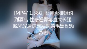 风骚网红美女小姐姐，家里发骚自慰，多种道具抽插小骚逼，表情一脸淫骚，翘起屁股一顿摇摆