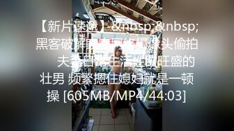 一字马极品女神床上劈叉露逼给金主爸爸操，水嫩美穴太紧了，只能轻轻的插进去。