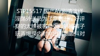 牛逼啊！厕拍玩出了新高度 美女在里面尿尿大神脱光了衣服在隔板外打飞机