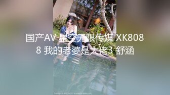 几个大老板去KTV里玩 看到身材火爆的小姐拿衣服 看一下奶子才给