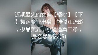 风骚小少妇的3P，全程露脸伺候两根大鸡巴深喉口交主动上位，看着屏幕听狼友指挥各种抽插浪叫不止别错过