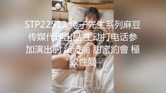 冒死趴窗偷拍隔壁邻居家的女儿洗澡白白嫩嫩的身材还不错