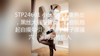 青春稚嫩的19岁小美眉，如此翘臀佳丽身材真是难得，唯有配上18cm大屌才能征服，无套抽插这干净的玉穴 爽飞啦！