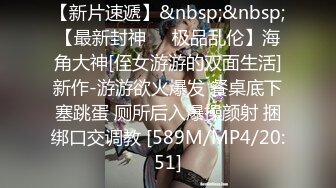 专约嫩妹【鱼哥】19岁小萝莉，美穴在前就是水太少，抹点儿油继续插