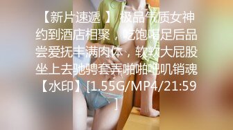 妖艳妩媚TS妖月小姐和闺蜜 伺候屌爷，两根妖鸡巴轮流塞直男嘴里做抽插运动，宝贝 我的鸡巴都不硬了，你的逼逼好紧，淫乱3P！