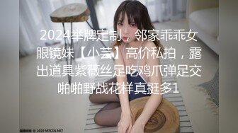 清纯文静美少女坐在马桶上插穴，玻璃棒进进出出，骚穴淫水流出