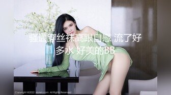 年轻妹子挑逗躺着沙发上玩手机的男友，最后被内射了好多