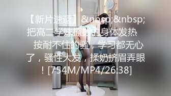 【极品收藏??稀缺摄像头】男主自家卫生间装监控监视美娇妻日常 惊奇发现娇妻和情人鸳鸯浴 深喉跪舔啪啪 非常刺激