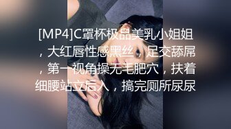 [MP4]淫少妇一女三男4P大战蝙蝠侠头套情趣内衣网袜任意玩弄，双屌一起口交前后同时操大黑牛震动上位骑坐