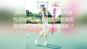 2024.7.23，晚上新作，约两个单男，【绿帽嫣然一笑】，绿帽癖，在家中看老婆被玩弄爆操，别样的刺激