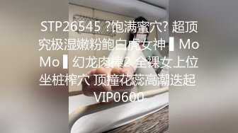 无毛肥穴18超嫩萝莉萌妹居家自慰，撩起小背心露贫乳，道具假屌插嘴舔弄，白色丝袜张开双腿揉穴，翘起屁股假屌后入