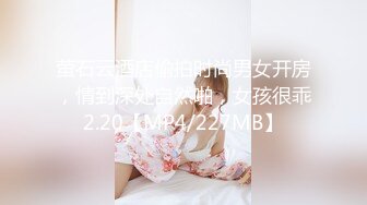 新人下海，可爱的小美女，在学生宿舍里，四下无人之际，露出极品美乳，少女的粉穴水好多，强烈推荐 (1)