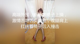 满背纹身萌萌哒双马尾美妞，无聊和炮友来一炮，特写深喉吸吮很卖力