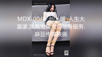 [MP4/ 945M]&nbsp;&nbsp;90后小少妇，黑丝情趣诱惑小乳夹激情3P，让两个大哥玩弄，迷人坚挺的奶子看着好刺激好骚