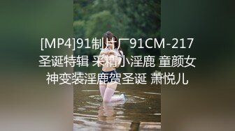 爬窗偷窥邻居家的漂亮媳妇洗完澡躺在床上照镜子张开大腿露出粉嫩的鲍鱼