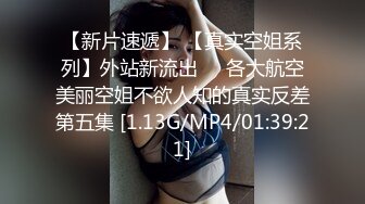 合租房冒死趴门缝偷窥对门的少妇换衣服洗鲍鱼