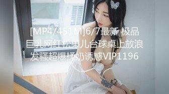 高端会所女技师撅着屁股给狼友看着骚逼伺候大哥，胸推漫游深喉大鸡巴舔菊花真骚，让大哥直接射她嘴里