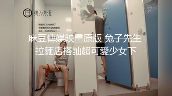 眼鏡男電召美乳少婦穿網襪高跟扣穴打炮等