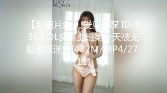 【OnlyFans】逃亡JJ爱KK，狂干群P，大型淫乱场面，两人真实夫妻，女的身材超级棒，群p的场面太过震撼 44