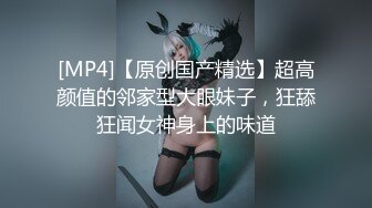 ★☆❤️新婚小娇妻❤️★☆骚妻一边被前后夹击，一边还自摸，嘴里还不听淫叫，让她好爽好爽！淫妻敞开下体大门等待大家的进入