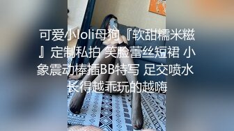 在家里洗澡一边洗BB一边尿尿的女生