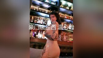 阳台爆草两个风骚少妇【上篇】全程露脸让小哥用按摩棒玩弄骚穴，浪叫呻吟表情好骚，轮草抽插让闺蜜吃奶子淫