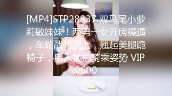 Ria 久留美在她轻薄的角色扮演中被带到她的膝盖上。