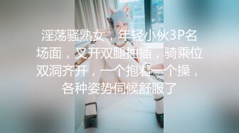 商场厕所偷拍玩手机的漂亮妹子 尿好清澈