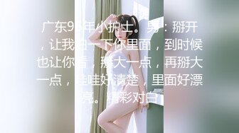 俯拍玩手机的女神 手电筒照她B都一点没察觉 无水印原版