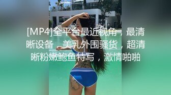 大佬躲在女厕左右逢源偷拍来尿尿的女生,还趁女生玩手机的时候直接怼着逼拍