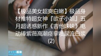 等不及了，单男和我一起去厕所里操她，前后夹击