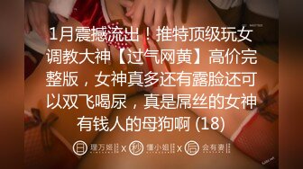 金发熟女沙发上伺候两个大鸡鸡